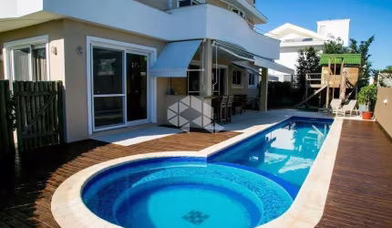 Casa residencial totalmente mobiliada e equipada com 5 dormitórios, sendo 4 suítes, 6 vagas de garagem em Jurerê Internacional - Florianópolis/SC.