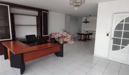 Apartamento com vista panorâmica, com 4 dormitórios, sendo 1 suíte, 2 vagas de garagem no Centro de Florianópolis/SC.