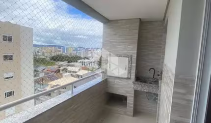 Apartamento semimobiliado com vista panorâmica com 3 dormitórios, sendo 1 suíte, 2 vagas de garagem no bairro Areais em São José/SC.