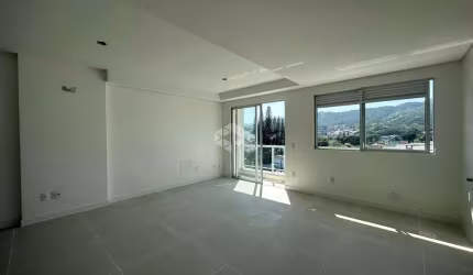 Duplex com 2 dormitórios, sendo 2 suítes, 2 vagas de garagem no bairro João Paulo em Florianópolis/SC.