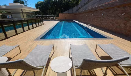 Apartamento semimobiliado com 3 dormitórios sendo 1 suíte, 2 vagas de garagem no bairro Itacorubi em Florianópolis/SC.