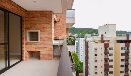 Apartamento semimobiliado com 3 dormitórios sendo 1 suíte, 2 vagas de garagem no bairro Itacorubi em Florianópolis/SC.