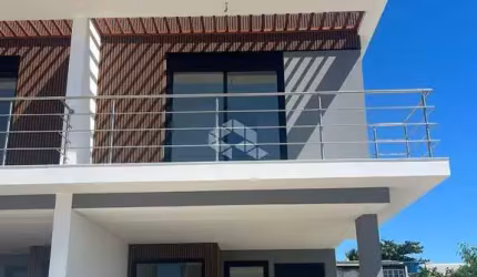 Casa residencial com 3 dormitórios sendo 3 suíte, 1 vaga de garagem no bairro Campeche - Florianópolis/SC