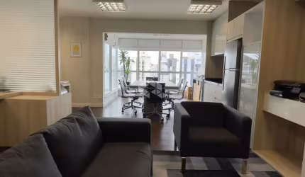 Sala comercial mobiliada com 62,12 m², 1 vaga de garagem. Centro Florianópolis SC
