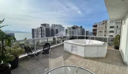 Cobertura com vista para o mar, 4 dormitórios, sendo 3 suítes, 2 vagas de garagem no bairro Agronômica em Florianópolis/SC