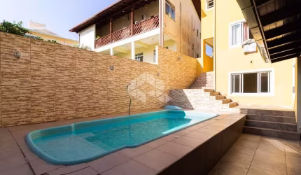 Casa semimobiliada com 4 dormitórios/quartos e sendo 1 suíte A Venda - Jardim Atlântico SC
