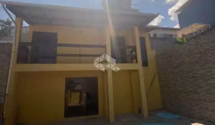 Casa com 6 dormitórios, sendo 3 suítes (1 suíte master com hidromassagem) + edícula com 2 dormitórios, 4 vagas