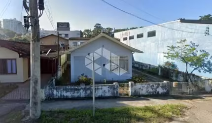 Terreno à Venda - 300m² - Bairro Trindade, Florianópolis/SC.