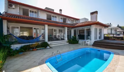 Oportunidade imperdível! Linda casa com 3 quartos, sendo 1 suíte e 4 vagas de garagem à venda no bairro João Paulo em Florianópolis/SC.
