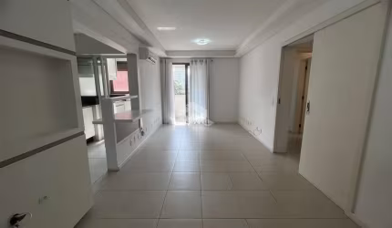 APARTAMENTO COM 2 QUARTOS, SENDO 1 SUÍTE, 2 VAGAS DE GARAGEM NO CENTRO DE FLORIANÓPOLIS/SC.