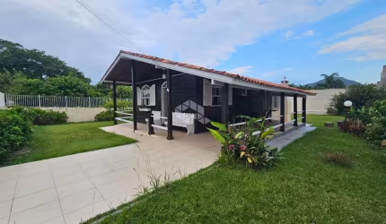 CASA SEMIMOBILIADA COM 3 QAURTOS 2 VAGAS DE GARAGEM NO SANTINHO EM FLORIANÓPOLIS/SC