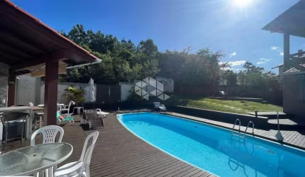 CASA SEMIMOBILIADA COM 8 QUARTOS SENDO 2 SUÍTES 6 VAGAS DE GARAGEM NO BAIRRO CARVOEIRA EM FLORIANÓPOLIS/SC