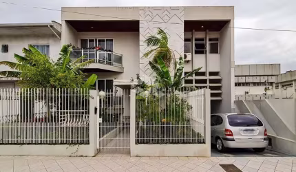 AMPLA CASA NO ESTREITO COM 7 QAURTOS GARAGEM PARA 10 CARROS E QUINTAL  NO ESTREITO EM FLORIANÓPOLIS/SC