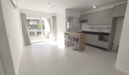 Apartamento semimobiliado com vista para o mar,  2 dormitórios, sendo 1 suíte, 1 vaga de garagem no bairro Saco Grande em Florianópolis/SC.