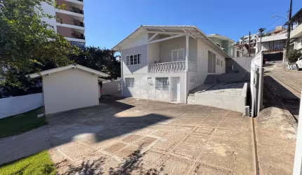 CASA ESPAÇOSA COM 6 QUARTOS ESTILO REPÚBLICA NO BAIRRO CARVOEIRA EM FLORIANÓPOLIS/SC
