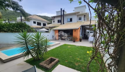CASA GEMINADA COM DOIS PAVIMENTOS COM 3 QUARTOS SENDO 3 SUÍTES NO BAIRRO CACHOEIRA EM FLORIANÓPOLIS/SC