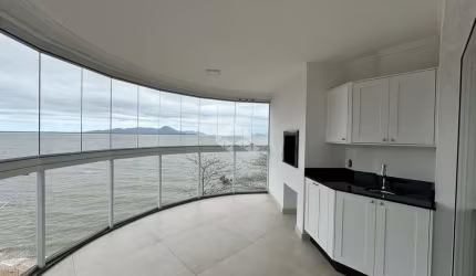 APARTAMENTO SEMIMOBILIADO COM 3 QUARTOS SENDO 3 SUÍTES 2 VAGAS DE GARAGEM NO BAIRRO COQUEIROS EM FLORIANÓPOLIS/SC