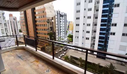 APARTAMENTO SEMIMOBILIADO COM 4 QUARTOS SENDO 1 SUÍTE 2 VAGAS DE GARAGEM NO CENTRO DE FLORIANÓPOLIS/SC