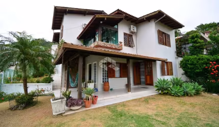 CASA COM 3 QUARTOS SENDO 1 SUÍTE E 2 VAGAS DE GARAGEM NO BAIRRO TRINDADE EM FLORIANÓPOLIS/SC
