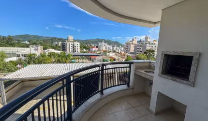 APARTAMENTO SEMIMOBILIADO COM 3 QUARTOS SENDO 1 SUÍTE E 2 VAGAS DE GARAGEM NO BAIRRO TRINDADE EM FLORIANÓPOLIS/SC
