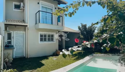 CASA COM 3 QUARTOS SENDO 1 SUÍTE E 2 VAGAS DE GARAGEM NO BAIRRO CAMPECHE EM FLORIANÓPOLIS/SC