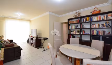 APARTAMENTO SEMIMOBILIADO COM 3 QUARTOS SENDO 1 SUÍTE E 1 VAGA DE GARAGEM NO CENTRO FLORIANÓPOLIS/SC