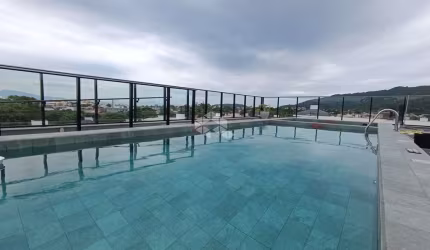 APARTAMENTO SEMIMOBILIADO COM 2 QUARTOS SENDO 1 SUÍTE E 1 VAGA DE GARAGEM NO BAIRRO CACHOEIRA DO BOM JESUS EM FLORIANÓPOLIS/SC