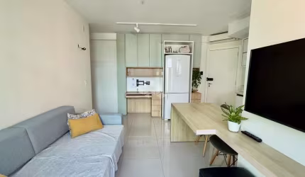 APARTAMENTO SEMIMOBILIADO COM 2 QUARTOS SENDO 1 SUÍTE E 1 VAGA DE GARAGEM NO BAIRRO COQUEIROS EM FLORIANÓPOLIS/SC