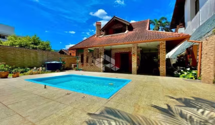 CASA AMPLA SEMIMOBILIADA COM 4 QUARTOS SENDO 1 SUÍTE E 2 VAGAS DE GARAGEM NO BAIRRO JOÃO PAULO EM FLORIANÓPOLIS/SC