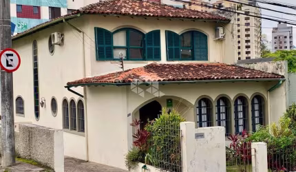 Casa com 4 dormitórios, próxima do Beira Mar Shopping, no Centro de Florianópolis.