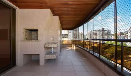 APARTAMENTO DE ALTO PADRÃO COM VISTA PARA A BEIRA-MAR NORTE EM FLORIANÓPOLIS/SC