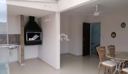 COBERTURA AMPLA COM 3 QUARTOS E LOCALIZAÇÃO PRIVILEGIADA NA CARVOEIRA FLORIANÓPOLIS/SC