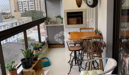 APARTAMENTO SEMIMOBILIADO COM VISTA PARA O MAR 3 QUARTOS SENDO 2 SUÍTES 2 VAGAS DE GARAGEM NO BALNEÁRIO EM FLORIANÓPOLIS/SC