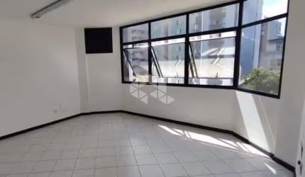 SALA COMERCIAL NO CENTRO DE FLORIANÓPOLIS COM 1 VAGA DE GARAGEM E EXCELENTE LOCALIZAÇÃO