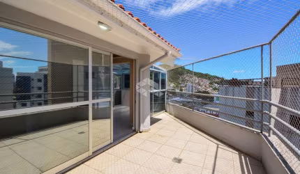 APARTAMENTO DUPLEX  COM 3 QUARTOS SENDO 1 SUÍTE E 1 VAGA DE GARAGEM NO CENTRO DE FLORIANÓPOLIS/SC
