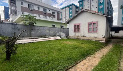 CASA COM TERRENO AMPLO 3 QUARTOS E 4 VAGAS EM BARREIROS SÃO JOSÉ SC