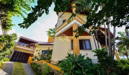 CASA ESPAÇOSA COM 5 QUARTOS SENDO 2 SUITES E VISTA PARA O MAR EM COQUEIROS FLORIANÓPOLIS/SC