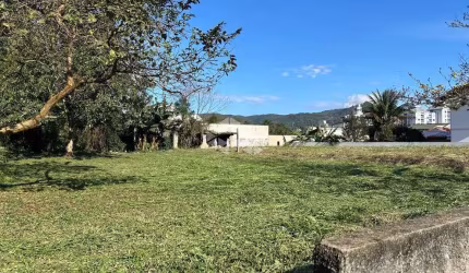 TERRENO AMPLO COM 720 m² EM LOCALIZAÇÃO PRIVILEGIADA NA TRINDADE FLORIANÓPOLIS/SC