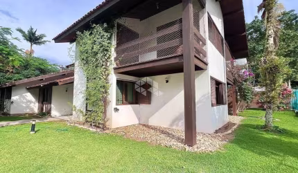 CASA RESIDENCIAL AMPLA COM 6 QUARTOS SENDO 1 SUÍTE E 4 VAGAS DE GARAGEM NA TRINDADE EM FLORIANÓPOLIS/SC