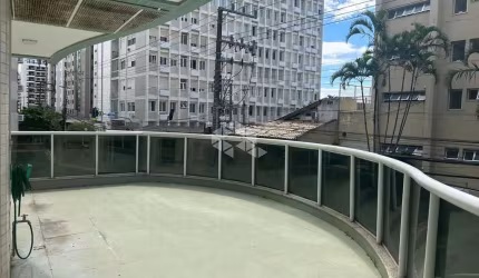 APARTAMENTO AMPLO SEMIMOBILIADO COM 3 SUÍTES E 2 VAGAS DE GARAGEM NO CENTRO DE FLORIANÓPOLIS/SC