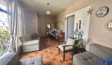CASA COM 5 QUARTOS SENDO 1 SUÍTE NA TRINDADE FLORIANÓPOLIS/SC