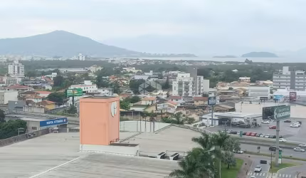 APARTAMENTO SEMIMOBILIADO COM 3 QUARTOS SENDO 1 SUÍTE E VISTA PANORÂMICA NO BAIRRO PAGANI EM PALHOÇA/SC