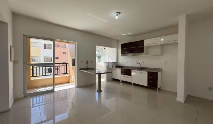 APARTAMENTO SEMIMOBILIADO COM 2 QUARTOS E 1 VAGA DE GARAGEM NO ABRAÃO FLORIANÓPOLIS/SC