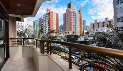APARTAMENTO AMPLO COM 4 QUARTOS SENDO 1 SUÍTE  2 VAGAS E SACADA COM CHURRASQUEIRA NO CENTRO DE FLORIANÓPOLIS