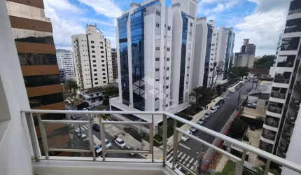 APARTAMENTO SEMIMOBILIADO COM 3 QUARTOS SENDO 1 SUÍTE 1 VAGA DE GARAGEM E VISTA PANORÂMICA NO CENTRO DE FLORIANÓPOLIS
