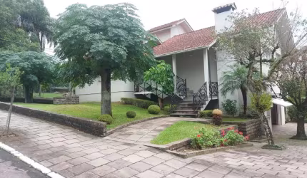 Casa de esquina em amplo terreno