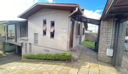 Bela casa de dois pisos, de esquina e boa localização a venda em Carlos Barbosa.