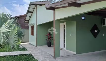 Casa com 04 quartos, 03 vagas de garagem e 222 M2, em IBIRAQUERA, no Alto Arroio.