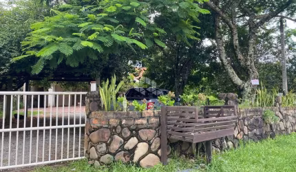 Excelente oportunidade de uma casa  com 05 suítes ,muito bem localizada na Praia do Rosa