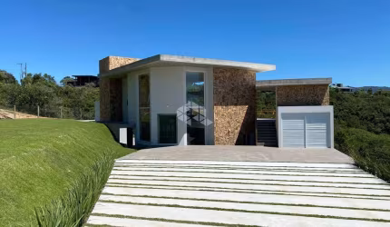 Casa na Praia da Silveira, 3 Suítes, alto padrão , vista Panorâmica da Lagoa e Mar.